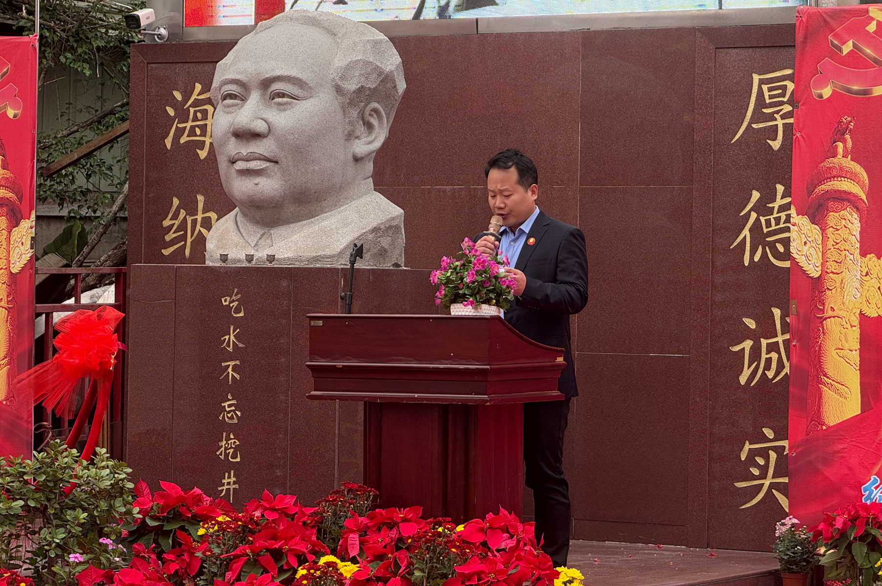 11-主持人分享朗誦毛主席詩詞并做活動(dòng)總結(jié).jpg 11-主持人分享朗誦毛主席詩詞并做活動(dòng)總結(jié).jpg